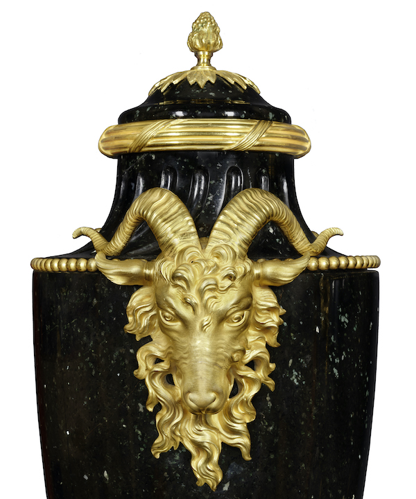 Détail : Une paire de grands vases en serpentine, monture en bronze ciselé et doré à têtes de bélier d’époque Louis XVI, vers 1785