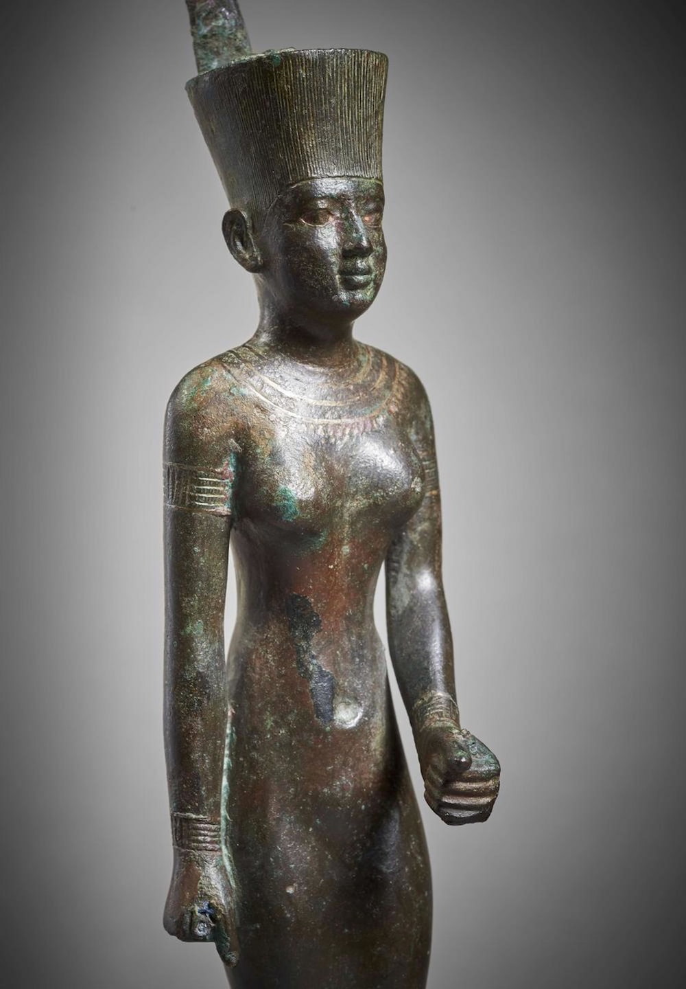 Neith en bronze , Egypte, XXVIe dynastie , vers 664-252 avant J.C. Patine brune. Incrustations d'or et d'argent.