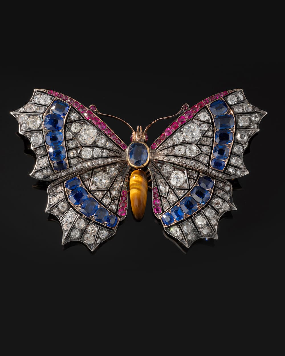 Importante broche trembleuse Papillon sertie de rubis, saphirs et diamants,  XIXeme siècle.