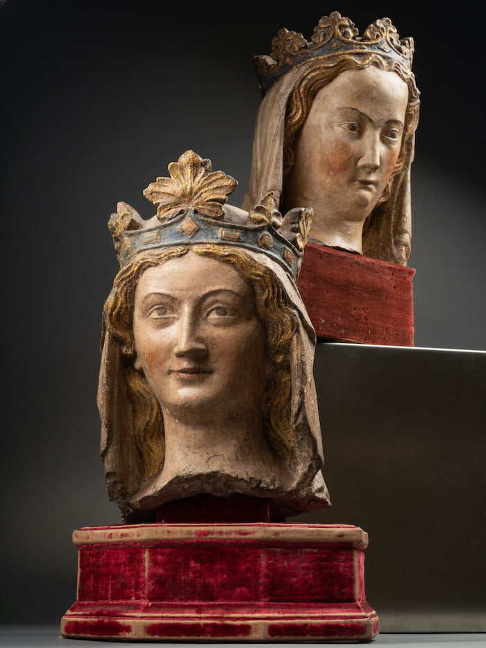 Têtes de Vierges couronnées sculptées en ronde-bosse, polychromées et dorées,<br />
France, première moitié du XIV siècle,<br />
20 x 16 x 15,5 cm