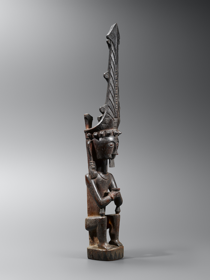 Importante figure d’ancêtre masculine (Adu Sihara Salawa)<br />
Île de Nias, République d’Indonésie, 19e siècle