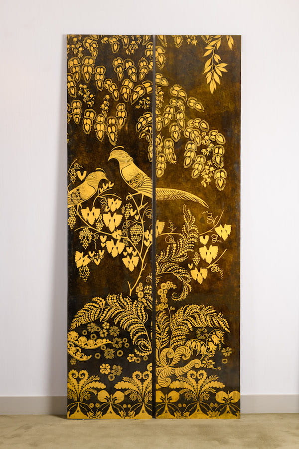 Ensemble de deux paires de panneaux en laque brune et or,<br />
par Armand-Albert Rateau<br />
1925 