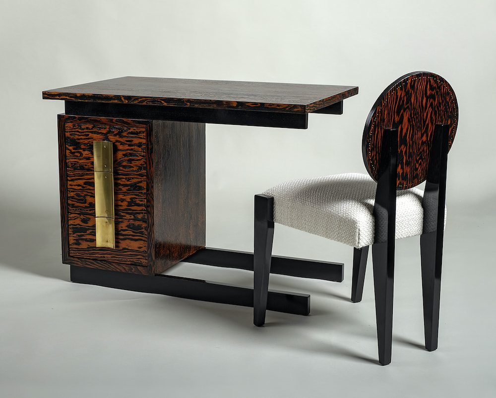 André SORNAY, (1902-2000), Petit bureau en « suspension » et sa chaise, en pin d’Oregon clouté et acajou massif noirci.