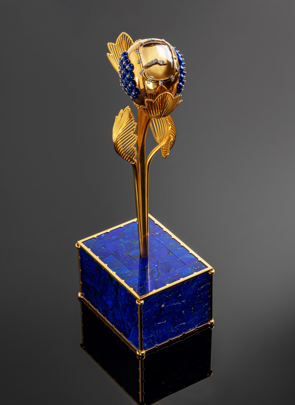 Desk or console clock in 18kt yellow gold styling a flower, mechanical movement, stem and leaves in yellow gold, work by Cartier Paris Circa 1950.
