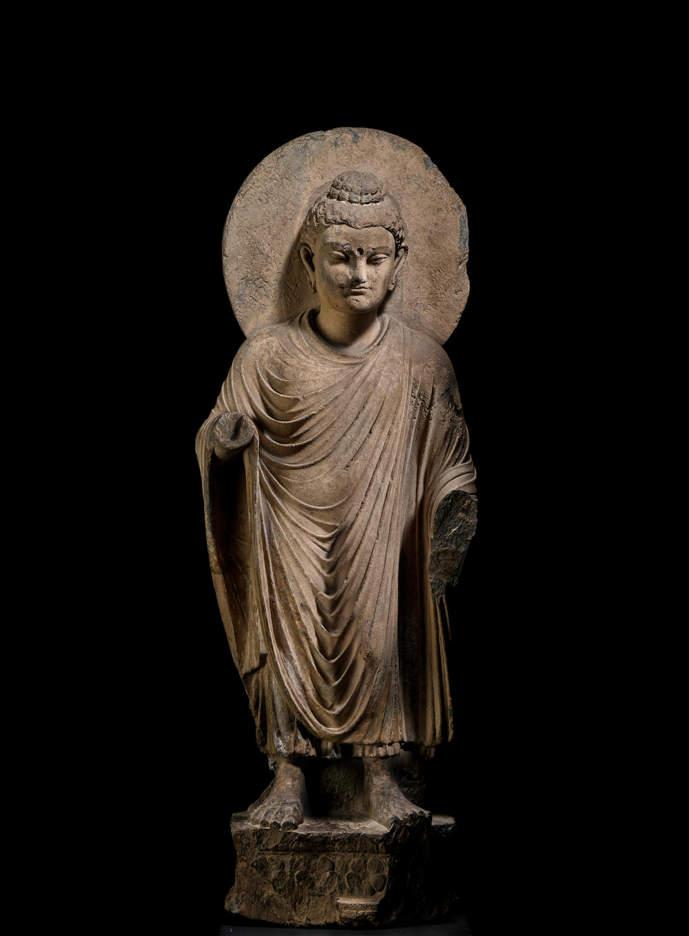 Buddha debout (P713), SchisteAncienne région du Gandhāra, III-IVèmes siècle, H. 90 cm.