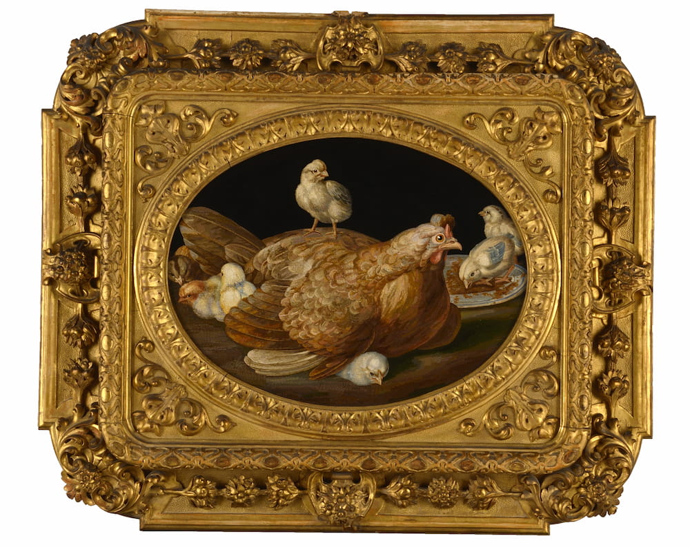 Poule et ses poussins, Tableau en micromosaique et son cadre en bois doré. XIXeme siècle vers 1860, Rome 68 cm x 80 cm.
