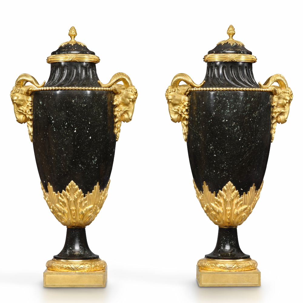 Une paire de grands vases en serpentine, monture en bronze ciselé et doré à têtes de bélier d’époque Louis XVI – vers 1785