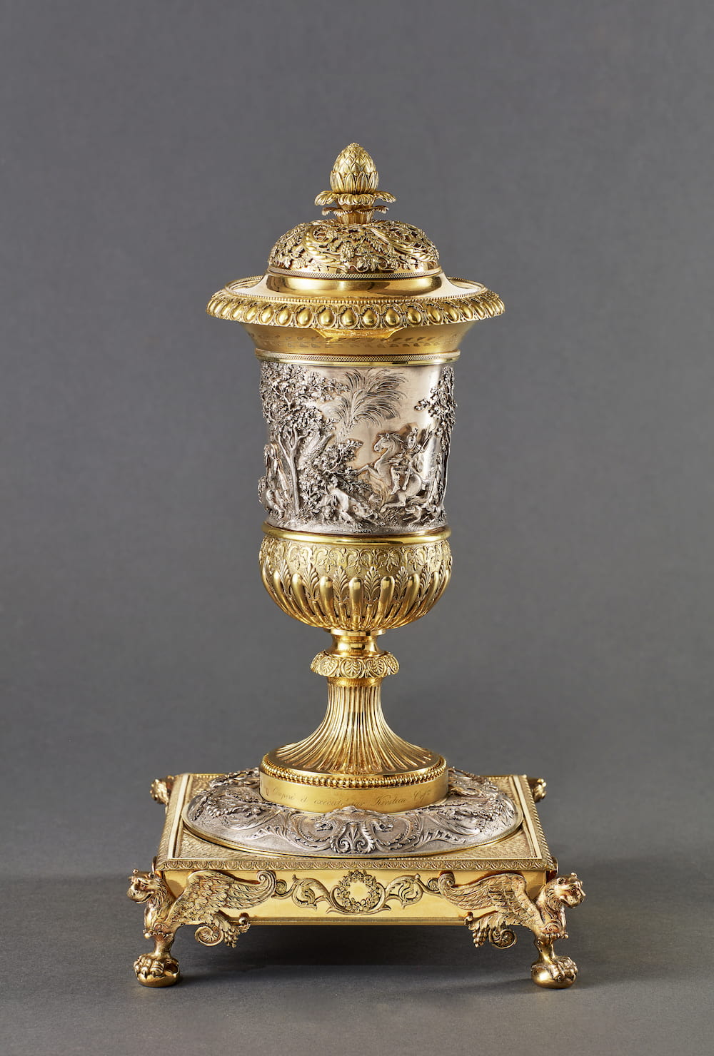 Jacques Fredéric Kirstein (1765 - 1838, master since 1795) Cup and cover with présentoir “ Lion hunt”