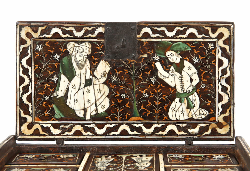 Écritoire décoré avec un érudit Soufi, enseignant les écritures sacrées, Indo-portugais, Gujarat, v. 1580-1620.