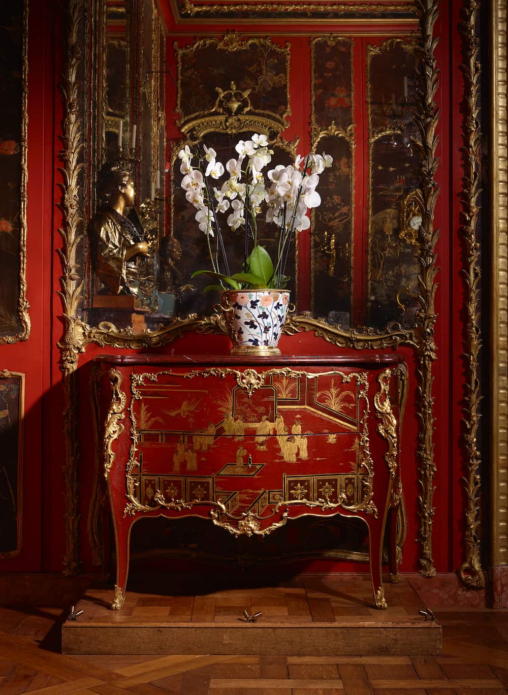 Two Louis XV period commodes “à pagodes” c. 1750-1755 Oak carcass, red and gold Chinese lacquer and Martin varnish, gilded bronze, red Griotte marble, 84 x 115 x 52,5 cm.