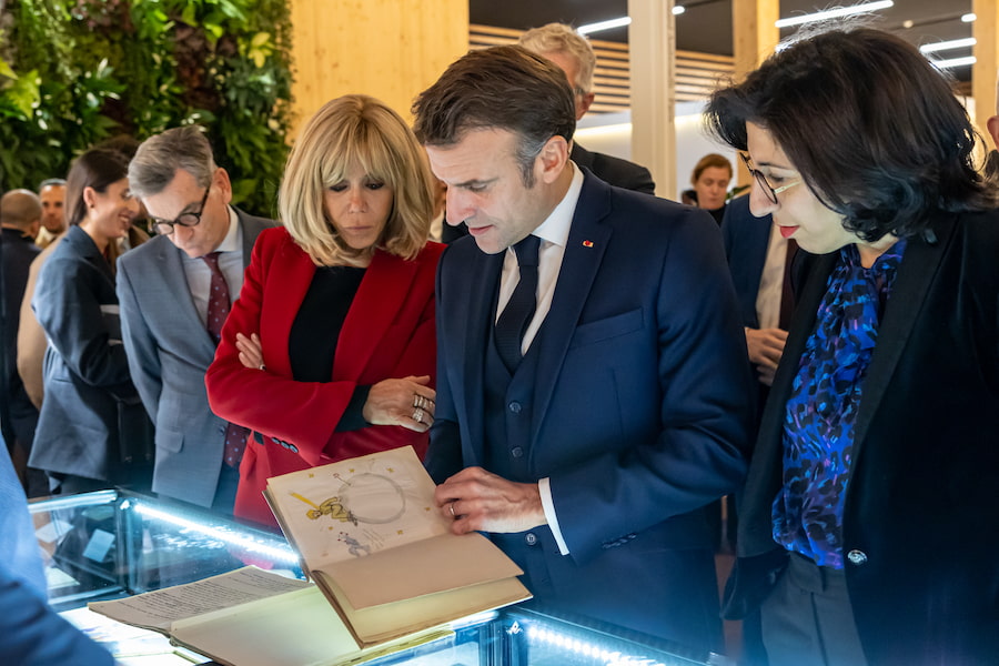 M. Philippe Bélaval, Cultural Advisor of the Élysée, M. Emmanuel Macron, President of the Republic, and his wife Mrs. Brigitte Macron, Mrs. Rima Abdul Malak, Minister of Culture, at the booth of Librairie Benoit Forgeot