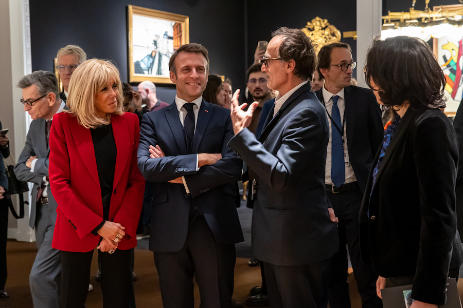 Le couple présidentiel et la ministre de la culture avec M. Stéphane Danant, de la galerie Demish-Danant - FAB PARIS 2023