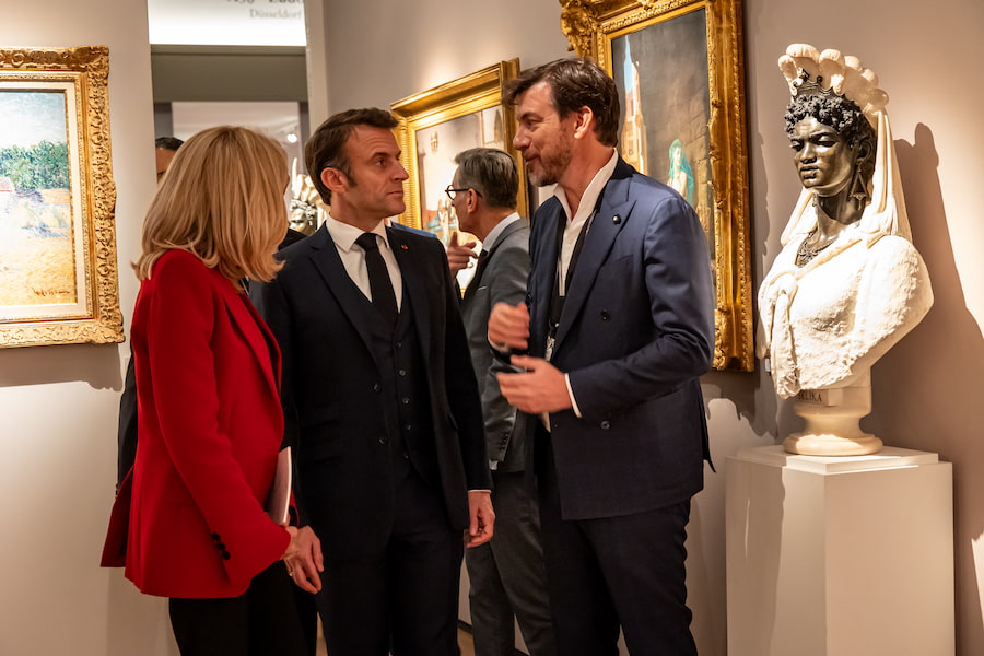 M. Emmanuel Macron, Président de la République et son épouse Mme Brigitte Macron, sur le stand de la galerie Ary Jan, avec M. Matthias Ary Jan, Président du SNA - FAB PARIS 2023
