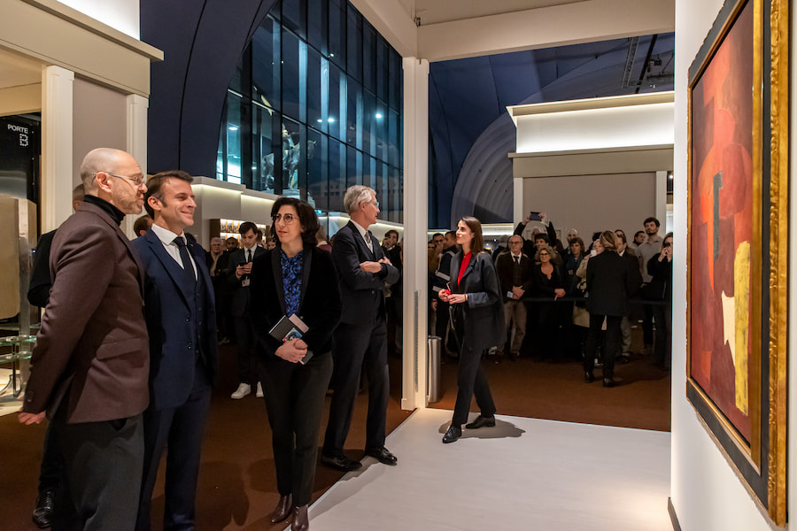 M. Emmanuel Macron, Président de la République et Mme Rima Abdul Malak, ministre de la Culture, sur le stand de la galerie Applicat-Prazan, avec M. Franck Prazan - FAB PARIS 2023