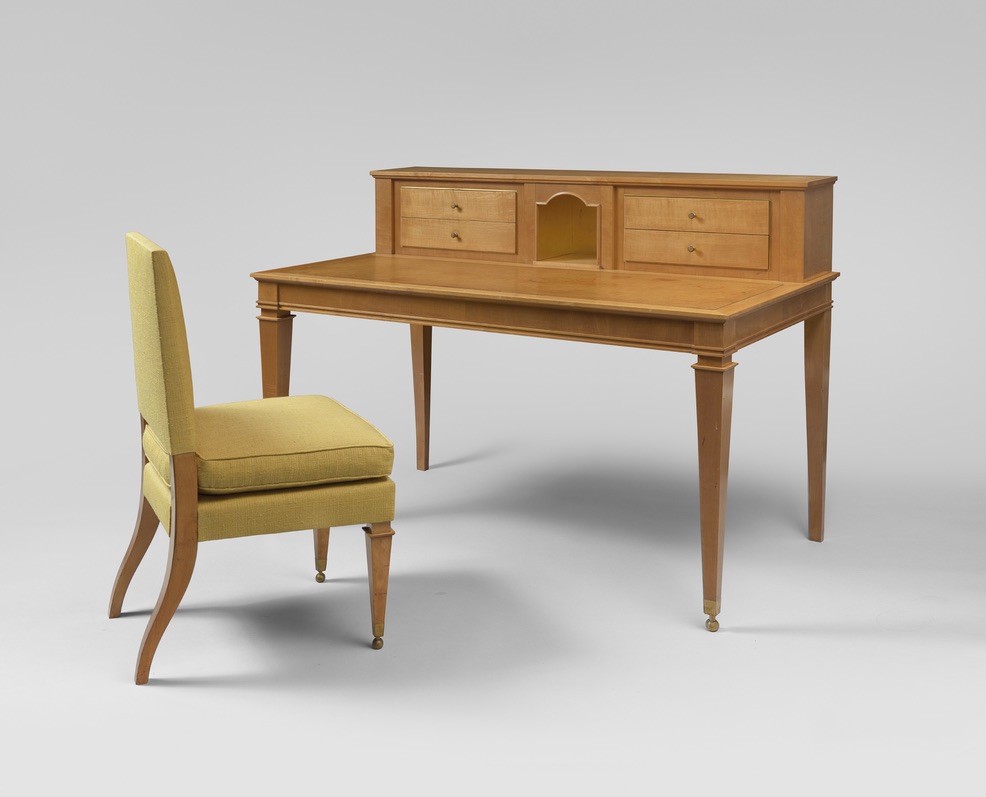 Jacques Quinet (1918 – 1992) Bureau et sa chaise, 1947,  L'ensemble en placage de sycomore.
